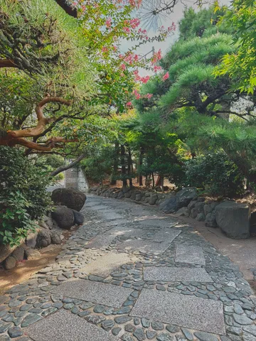 松と百日紅にはさまれた、日本庭園の石畳の小径