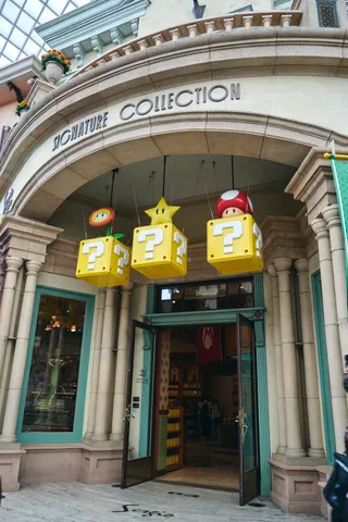 黄色いはてなブロックの飾りが下がる、店の入口