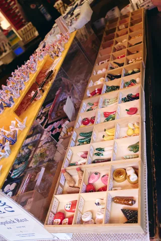 仕切りの中に並ぶ、色とりどりの小さな置物