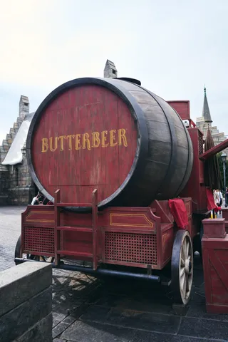BUTTERBEERと書かれた大きな樽を積んだ荷車