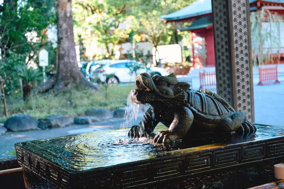 水盤に水を吐く亀の石像