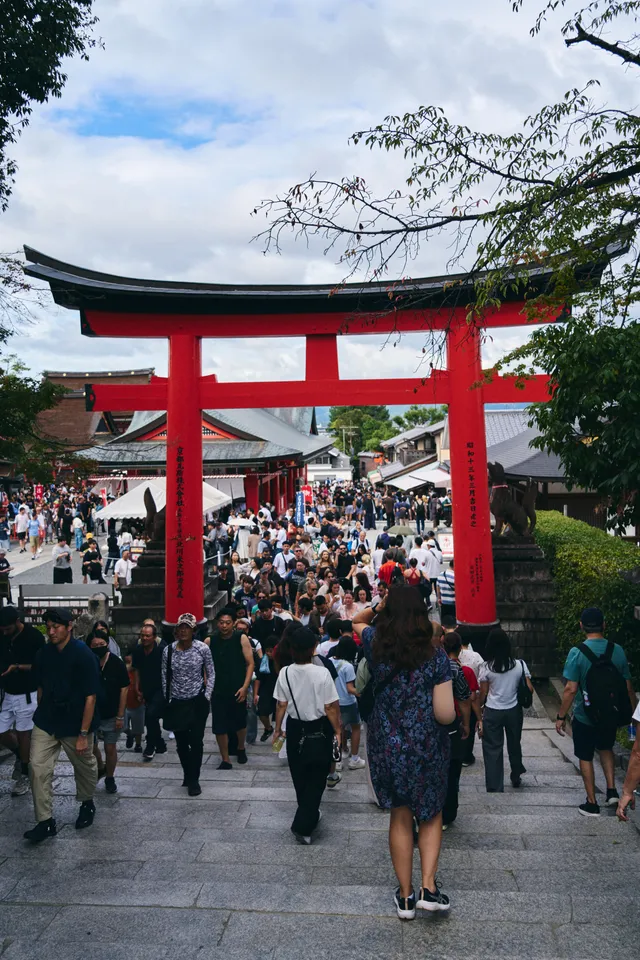 大鳥居の下、参道を埋める人の波